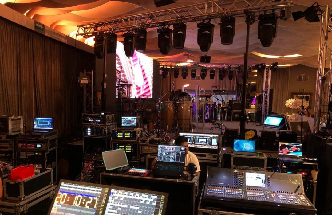 Consolas de audio y de iluminación preparadas en un evento